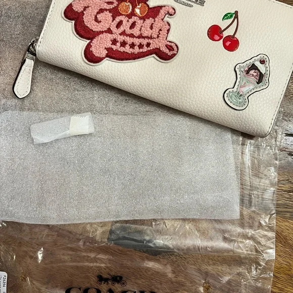 NWT Coach Zip Wallet. - Picture 2 of 4